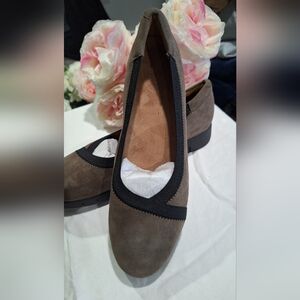 Clarks Daelyn Hill Slip-Ons – Size 8 ✨